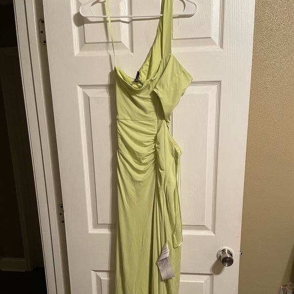 NEW BCBG LIME GREEN ONE SHOULDER DRESS WITH HIGH SPLIT AND SIDE OUT SIZE SMALL NEW BCBG LIME GREEN ONE SHOULDER DRESS WITH HIGH SPLIT AND SIDE OUT SIZE SMALL